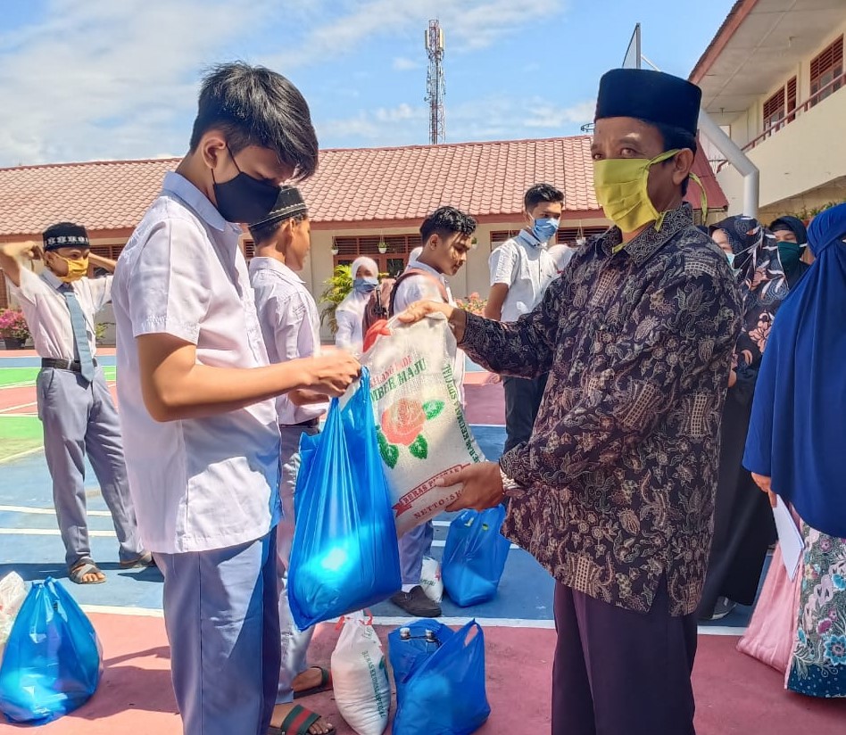 SMA Negeri 15 Adidarma Bantu Sembako Bagi Siswa Kurang Mampu